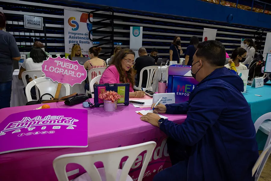 La organización “Mujer Emprende Latina” orientando a los asistentes de Ruta CDBG en Bayamón.