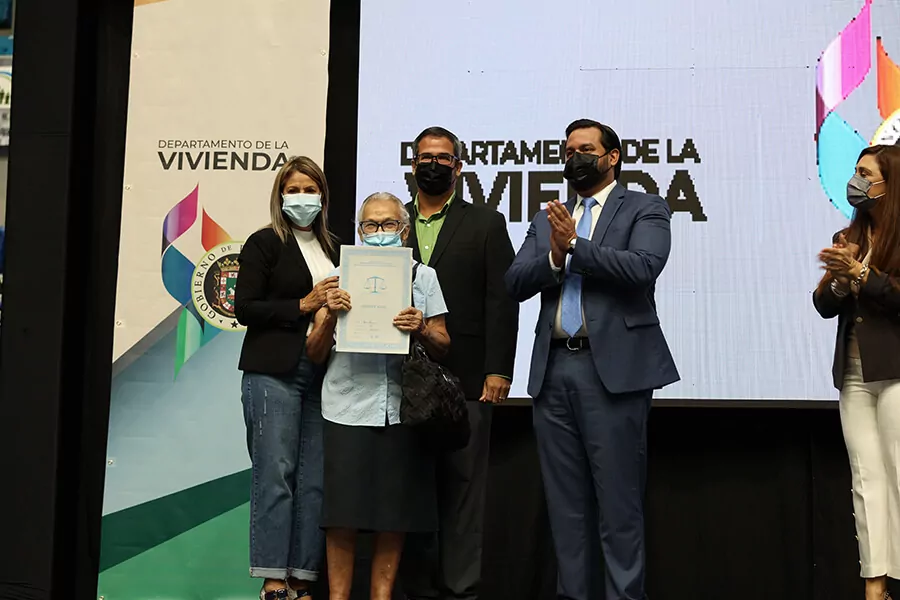 Decenas de familia han recibido el Título de Propiedad en Ruta CDBG-DR. Esto fue en Manatí en el 2021.