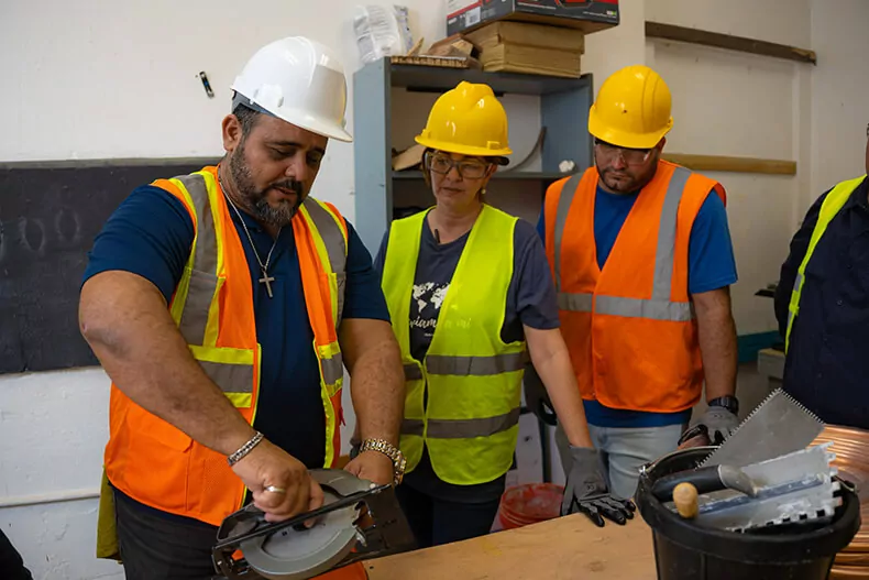 Participantes de Capacitarte Yabucoa bajo el Programa de Capacitación Laboral de los Fondos CDBG-DR.