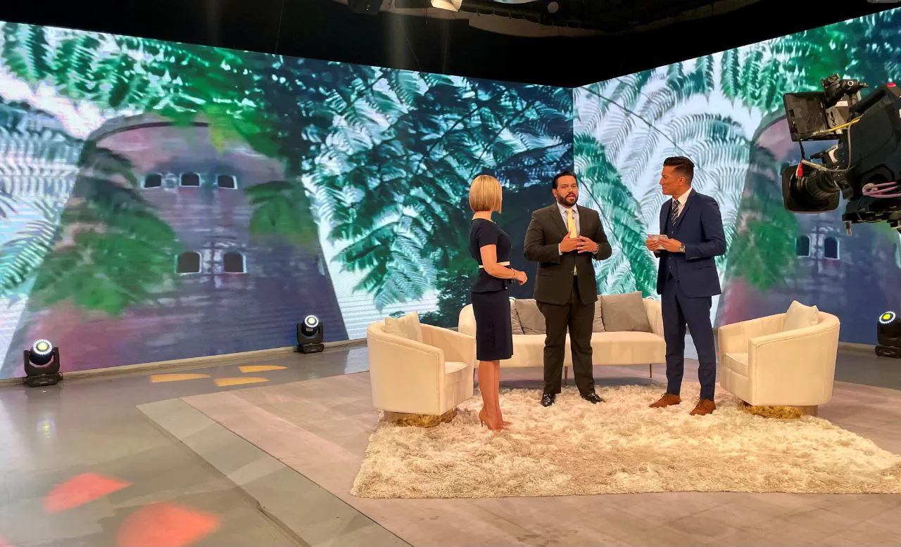 (12 de diciembre de 2023 - San Juan) Las historias de la reconstrucción de Puerto Rico son muchas y con el fin de narrar las experiencias de superación personal y recuperación, el Departamento de la Vivienda presentará "Transformando a Puerto Rico", un programa especial que ofrece una perspectiva única sobre la resiliencia y el progreso de las familias puertorriqueñas tras los huracanes Irma y María.El programa, que se presentará el próximo sábado 16 de diciembre a las 9:00 p.m. por Telemundo, también será un recurso valioso para aquellos en busca de información y ayuda en su proceso de recuperación."Estamos orgullosos del gran adelanto que hemos logrado en el trabajo de la reconstrucción de Puerto Rico, pero más que relatos de superación, las historias que se presentarán son una guía para aquellos que aún están en el camino de la recuperación. Queremos que este programa especial sea una fuente de inspiración, pero también un mapa detallado hacia las ayudas que aún están al alcance", explicó Rodríguez Rodríguez.Destacando programas como el de Reparación, Reconstrucción o Reubicación (R3), Asistencia al Comprador (HBA), y Vivienda de Interés Social (SIH), entre otros, el especial ilustra cómo estas iniciativas han sido fundamentales en la reconstrucción de vidas y comunidades. Ejemplos palpables son las historias de doña Alicia Arcelay, beneficiaria de R3 y Yaritza Phelps, quienes han encontrado en estos programas un camino hacia un futuro más seguro y próspero.Además de los relatos personales, el programa también destaca el éxito de iniciativas empresariales y agrícolas, demostrando el amplio alcance y la diversidad de los programas de recuperación. Incluye también el testimonio del presidente del Programa de Educación Comunitaria de Entrega y Servicio (P.E.C.E.S.), mostrando cómo estas ayudas han transformado a comunidades completas."Instamos a nuestros televidentes a sintonizar no solo para ser inspirados, sino también para aprender y tomar acción. Hay un mundo de posibilidades aún abierto para la recuperación y el crecimiento, y este programa es la llave", añadió Rodríguez.El programa se transmitirá el próximo sábado 16 de diciembre a las 9:00 p.m. por Telemundo y se retransmitirá por WIPR el domingo, 17 de diciembre a las 9:00 p.m.Para más información sobre cómo obtener más información sobre los programas disponibles de ayuda, visite la página cdbg-dr.pr.gov.###