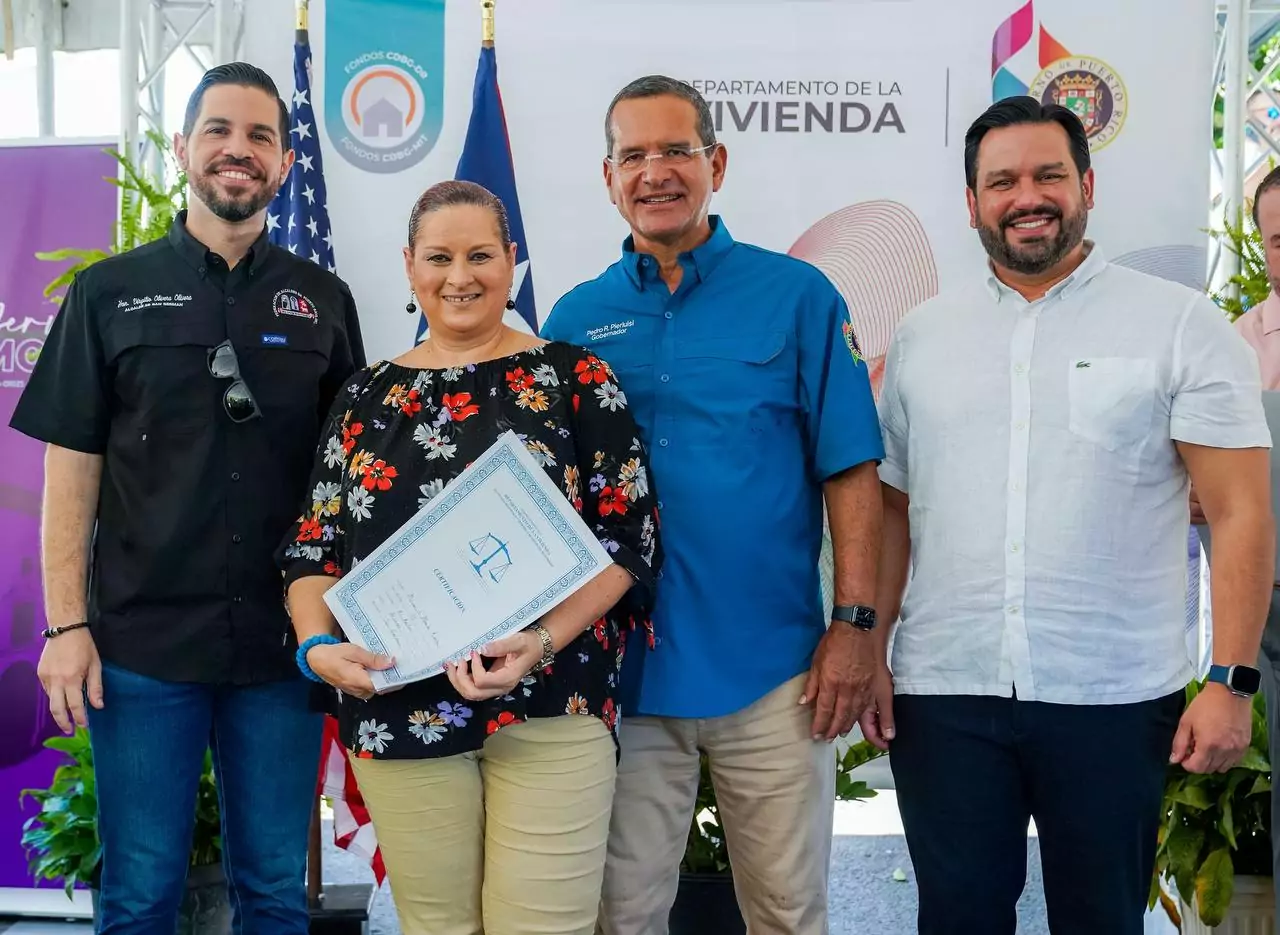 Imagen de gobernador Pierluisi junto a oficiales.
